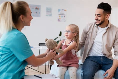 Foto de profesionales de la salud infantil asistiendo a un seminario o taller sobre pediatría social