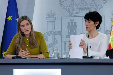 Foto de Elma Saiz en una rueda de prensa