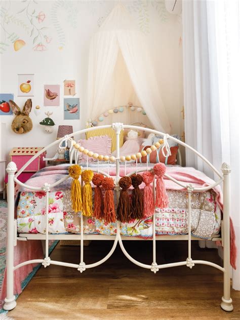 Diseño de dormitorio infantil romántico con dosel y colores pastel