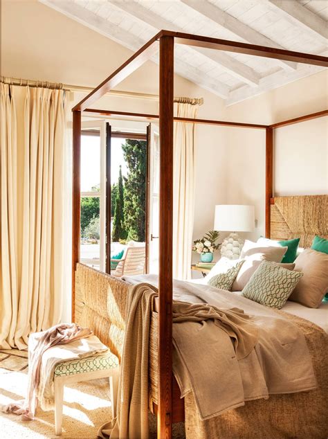 Cama con dosel y textiles naturales en habitación infantil