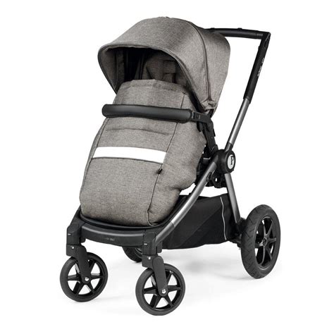 Diseño moderno de una silla de paseo Peg Perego con un bebé.