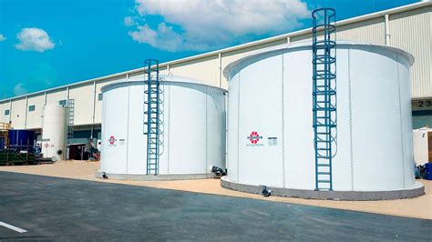 Imagen: Tanque vertical de polietileno para almacenamiento de fertilizantes.