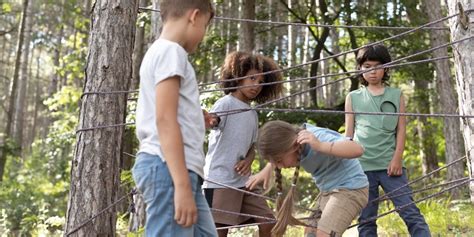 Familia disfrutando de un escape room al aire libre entre viñedos