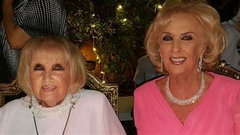 Foto de Mirtha Legrand joven junto a su hermana gemela