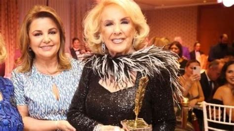 Mirtha Legrand recibiendo un premio o distinción