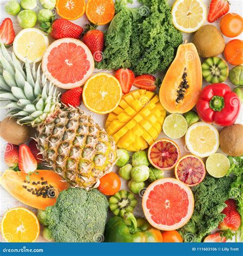 Foto de fresas y otras frutas ricas en vitamina C