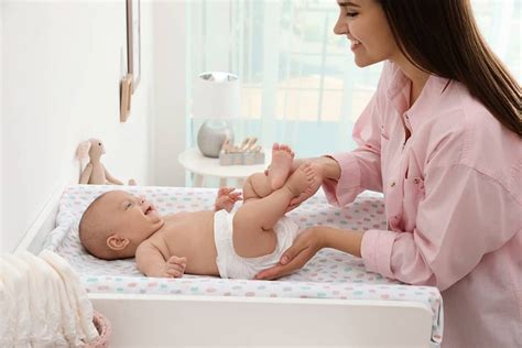 Bebé siendo cambiado cómodamente en un cambiador seguro y ergonómico
