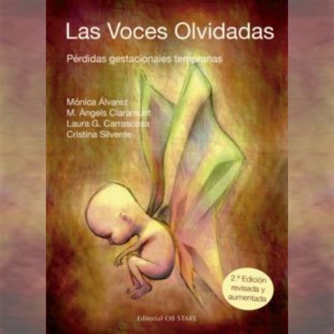 Foto de una periodista con un libro sobre duelo perinatal