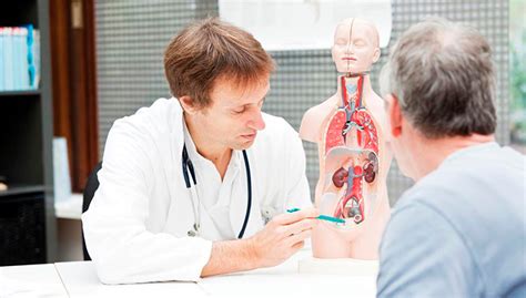 Foto: Consulta con un urólogo explicando un tratamiento