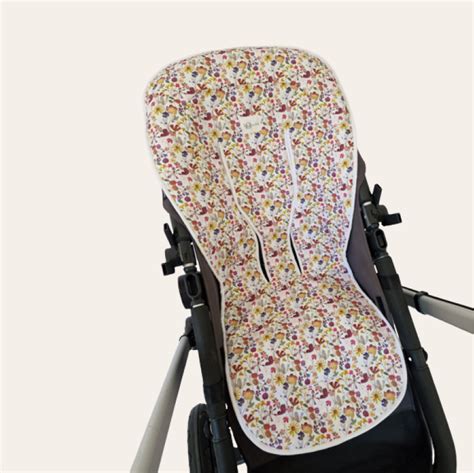 Diseño de colchoneta para silla de paseo con estampado floral