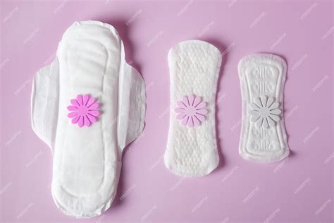 Ilustración de diferentes tipos de toallas sanitarias y ropa interior menstrual