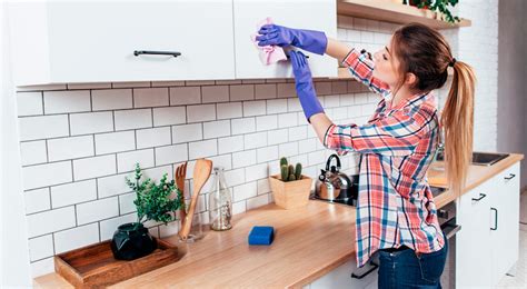 Imagen de una cocina limpia y ordenada con envases de vidrio y cerámica