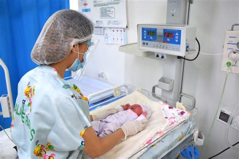 Auxiliar de enfermería preparando una sala de partos para la asistencia