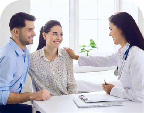 fotografía de pareja consultando a un médico sobre tratamientos de fertilidad
