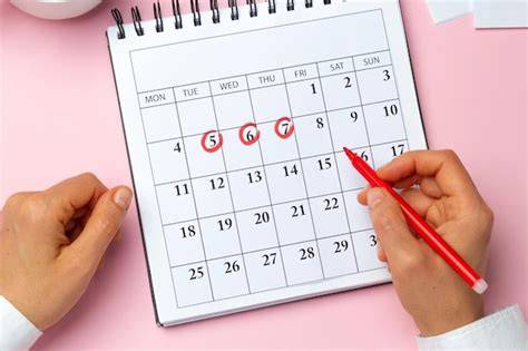 fotografía de un calendario con fechas marcadas, simbolizando la planificación de permisos