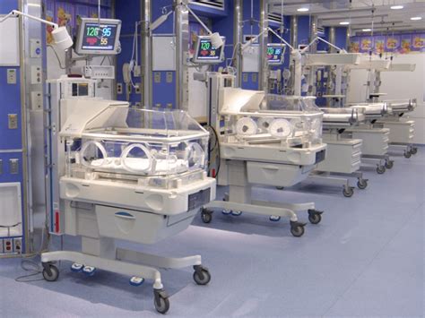 Ilustración de los diferentes equipos médicos utilizados en una UCIN (incubadora, monitor, calentador, etc.).