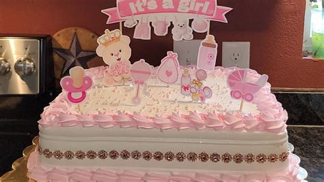 Pastel de baby shower para niña con rosas de merengue y decoraciones en fondant con ositos