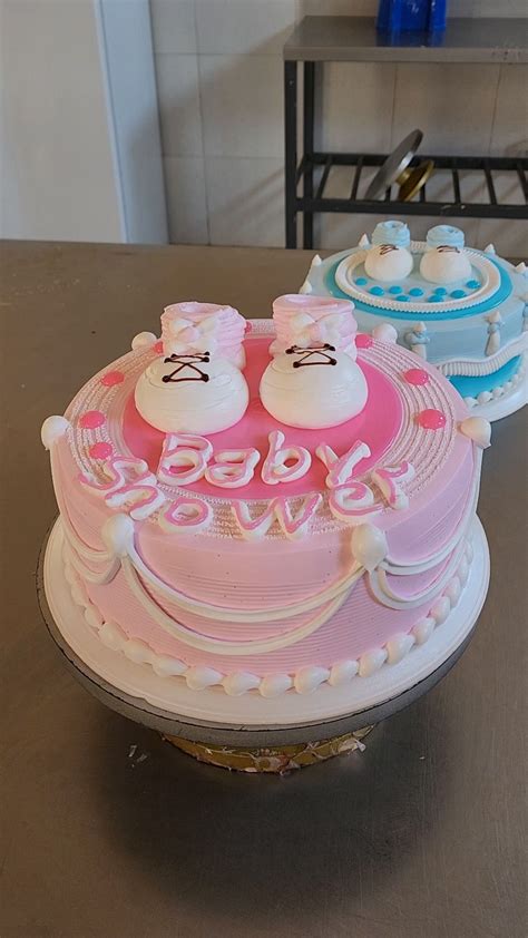 Pastel de baby shower para niña con fondo negro mate y contrastes en rosa y violeta nacarado