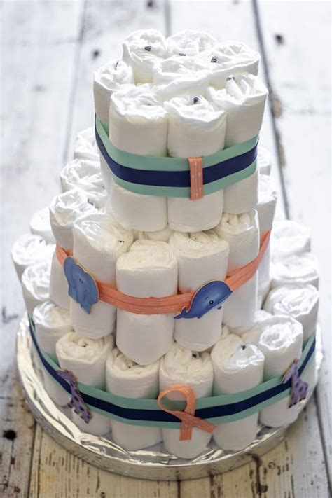 Pastel de pañales decorado con cintas y muñecos