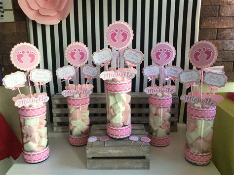 Variedad de centros de mesa para baby shower