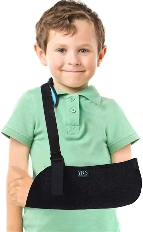 Foto de un niño con un cabestrillo pediátrico, mostrando el brazo inmovilizado