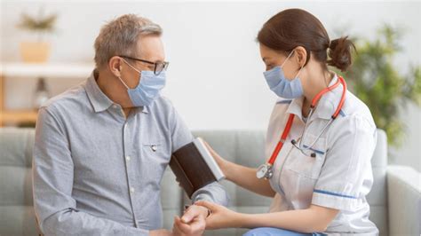 Fotografía de un entorno médico humanizado reflejando la relación entre paciente y profesional de la salud
