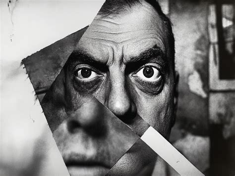 Luis Buñuel recibiendo un premio o fotografía de su etapa en México