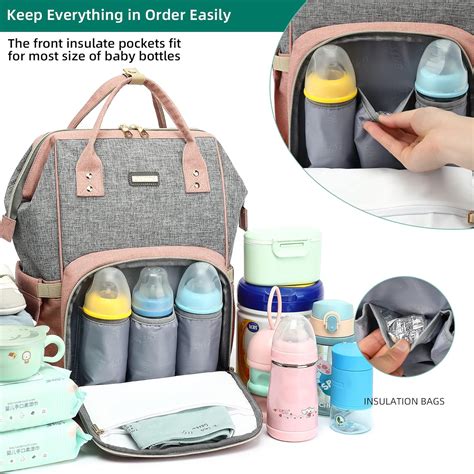 Contenido organizado de una bolsa de pañales con pañales, toallitas, cambiador, ropa de repuesto y biberones.