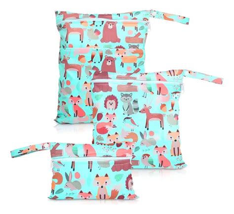 Bolsa reutilizable impermeable para pañales sucios, mostrando su diseño compacto y cierre de cremallera.
