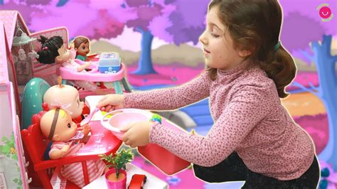 Foto de una niña jugando con un carrito de muñecas DeCuevas