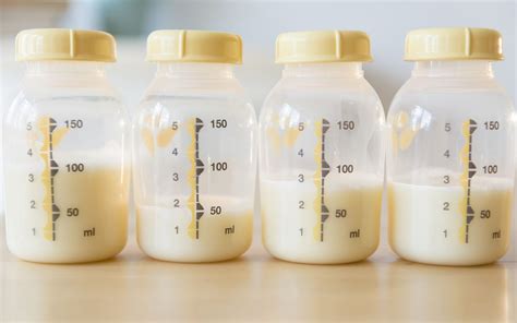 Ilustración de varios tipos de contenedores reutilizables para leche materna: frascos de vidrio, recipientes de plástico con tapa hermética y vasitos con marcas de medición.