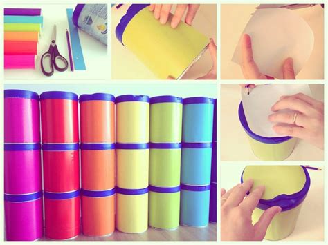 Ejemplo de botes de leche de fórmula forrados con papel de regalo de colores vivos, sirviendo como organizadores para juguetes pequeños o material de manualidades.