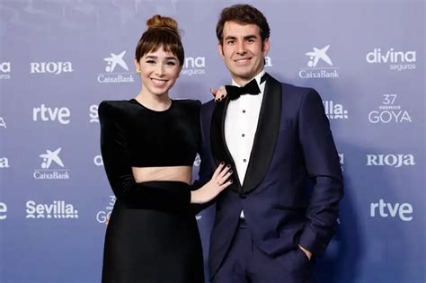 Daniel Muriel y Candela Serrat junto a sus hijos.