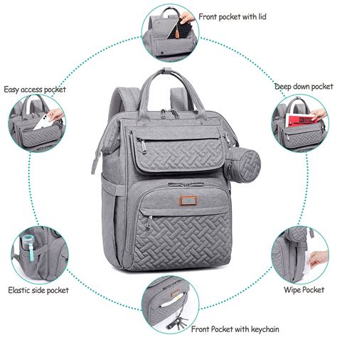 Diseño de una mochila cambiadora con correas acolchadas y múltiples compartimentos.