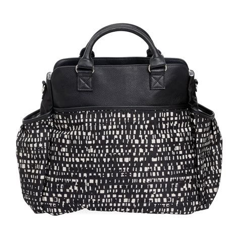 Un bolso cambiador elegante en color neutro con detalles modernos.