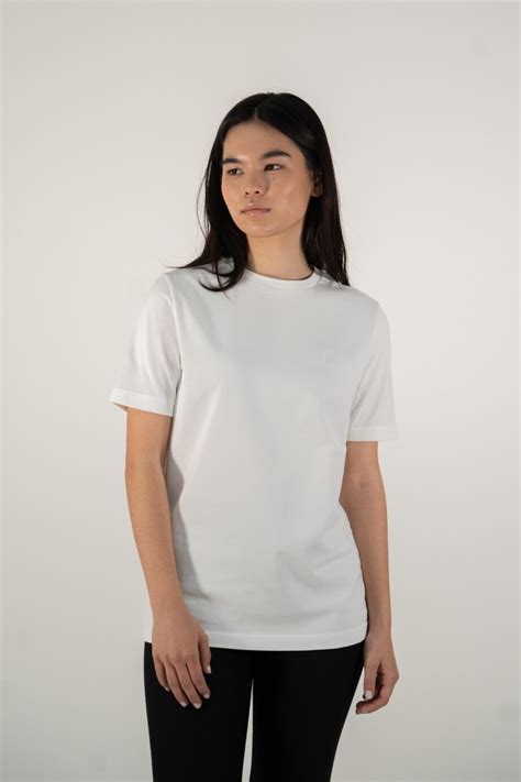 Bebé sonriendo con una camiseta básica de algodón