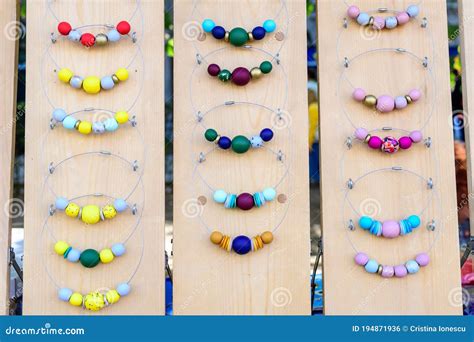 Fotografía de diferentes tipos de perlas de madera y silicona, cordeles y clips