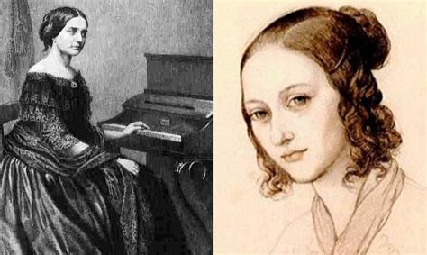 Una imagen de Clara Schumann sentada al piano, con una partitura delante.