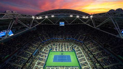 Foto de una multitud en el US Open disfrutando del ambiente con bebidas en mano