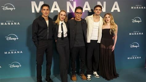 El elenco principal de 'Desde el mañana' durante el rodaje