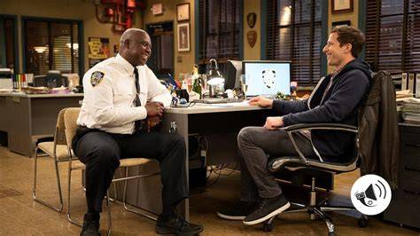 Equipo de Brooklyn 99 riendo en la comisaría