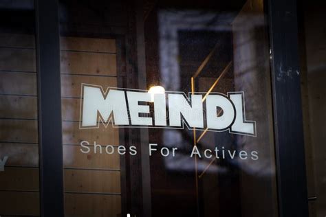 Logo de Meindl o una bota de senderismo Meindl clásica en un entorno natural