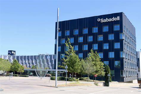 Edificio de la sede central de Banco Sabadell o su logo corporativo