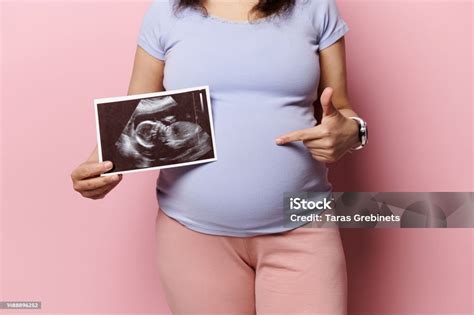 Foto de una mujer embarazada mostrando su vientre