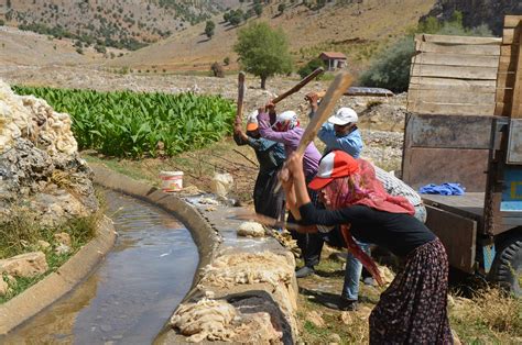 Fotografía de una familia rural en un país musulmán, representando la cercanía de la comunidad