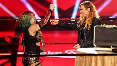 Becky Lynch anunciando su embarazo y entregando el título a Asuka en Monday Night Raw