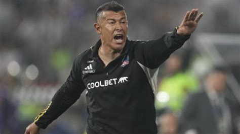 Jorge Almirón dirigiendo un partido de fútbol