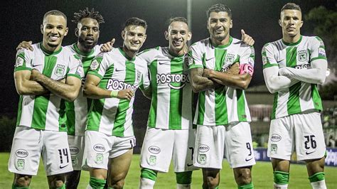 Fotografía de Jorge Almirón en el banquillo de Atlético Nacional
