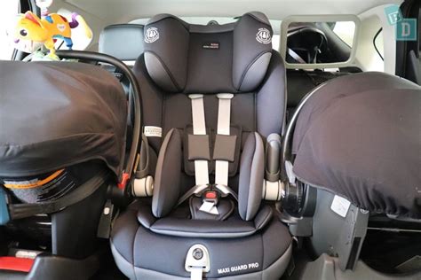 Infografía sobre la correcta ubicación y orientación de sillas infantiles en el coche