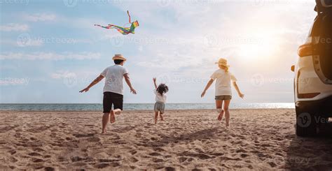 Familia viajando con bebé y cuna de viaje